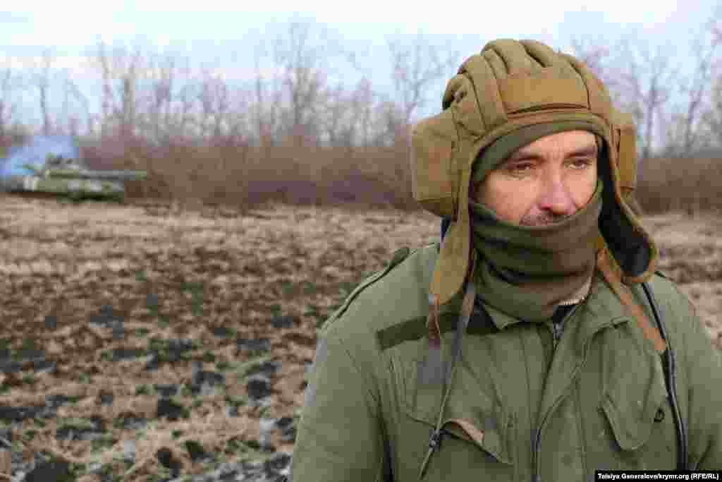Танкіст на передовій. Волонтери з Волновахи привезли для його бригади гуманітарну допомогу. Він приїхав до волонтерів на танку.