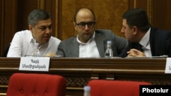 Артур Ванецян, Айк Мамиджанян и Тигран Абраамян во время одного из заседаний парламента, сентябрь 2021 г. 