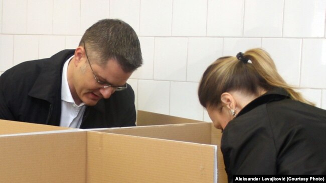 Neuspeh na granici debakla: Vuk Jeremić sa suprugom Natašom