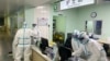 Медики у захисних костюмах в лікарні в Ухані, Китай, 22 січня 2020 року