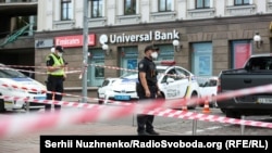 За кількома повідомленнями, правоохоронці використали прикриття журналістів, щоб затримати нападника на бізнес-центр у Києві