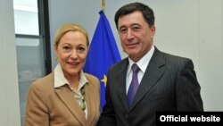 Uzbek Foreign Minister Vladimir Norov (right) meets with EU External Relations Commissioner Benita Ferrero-Waldner in Brussels on September 14.