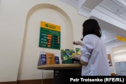 Сотрудница Народного банка в Алматы меняет курс валют. 18 марта 2020 года.