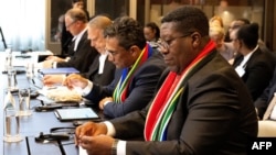 Consilierul legal al Africii de Sud, Cornelius Scholtz (centru) și ambasadorul Africii de Sud în Olanda, Vusimuzi Madonsela (dreapta), își prezintă argumentele în fața Curții Internaționale de Justiție, pe 16 mai 2024.