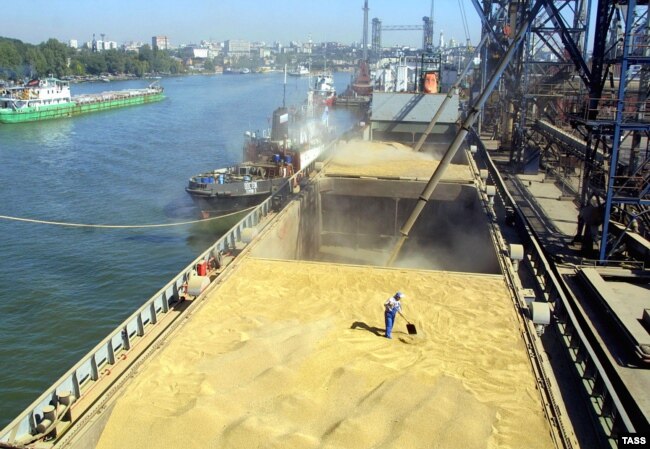 Búzával teli hajó az orosz Rosztov-na-Donu város kikötőjében 2004 szeptemberében. Abban az évben a kimagaslóan jó termés miatt nagy terhelés nehezedett a kikötőkre. Most az orosz támadás miatt nem exportálják sem az ukrán, sem az orosz búzát