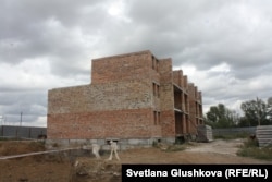 Один из недостроенных домов жилого комплекса «Прага» компании «АльБаракат Компани». Астана, 12 августа 2015 года.