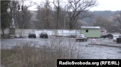 Між Донецьком і Луганськом вже не перший рік стоять дерев’яні вагончики, де перевіряють паспорти і ведуть огляд автомобілів