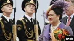 Tajlandska kraljica Sirikit prolazi pored ruske počasne garde po dolasku na aerodrom Vnukovo-2, 02. jula 2007.