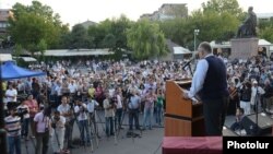 Armenia - Opposition leader Raffi Hovannisian addresses supporters in Yerevan's Liberty Square, 23Aug2013.