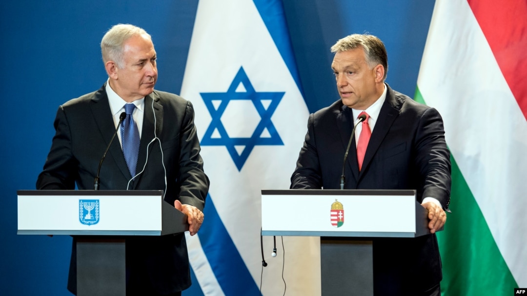Premierul israelian Benjamin Netanyahu (stânga) și omologul său ungar, Viktor Orbán, susțin o conferință de presă comună la Budapesta în 2017.