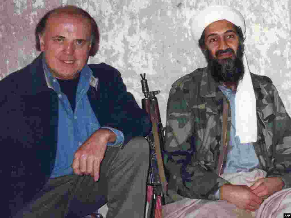 Fostul reporter CNN Peter Arnett pozînd cu Osama bin Laden în martie 1997 după un interviu pentru televiziune luat în munții Tora Bora din Afganistan.