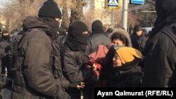Задержания у офиса партии "Нур Отан" в Алматы в день проведения партийного съезда в Астане. 27 февраля 2019 года.