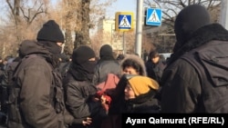 Полиция "Нұр Отан" кеңсесі алдынан адамдарды ұстап жатыр. Алматы, 27 ақпан 2019 жыл.