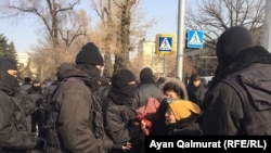Задержания у офиса партии «Нур Отан» в Алматы в день проведения партийного съезда в Астане. 27 февраля 2019 года.