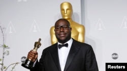 Режиссер фильма «12 лет рабства» Стив Маккуин держит статуэтку на церемонии вручения «Оскара», Калифорния, 2 марта 2014 г.