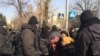 Бийликтеги «Нур Отан» партиясынын Алматыдагы кеңсесинин алдына чыккандарды кармоо учуру. Бул күнү Астанада аталган партиянын курултайы өтүп жаткан. 27-февраль, 2019-жыл. 