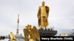 Ашхабад шаарындагы Түркмөнстандын биринчи президенти Сапармурат Ниязовдун эстелиги.