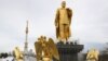 Թուրքմենստանի նախկին նախագահ Սափարմուրադ Նիյազովի ոսկեզօծ արձանը մայրաքաղաք Աշգաբատում
