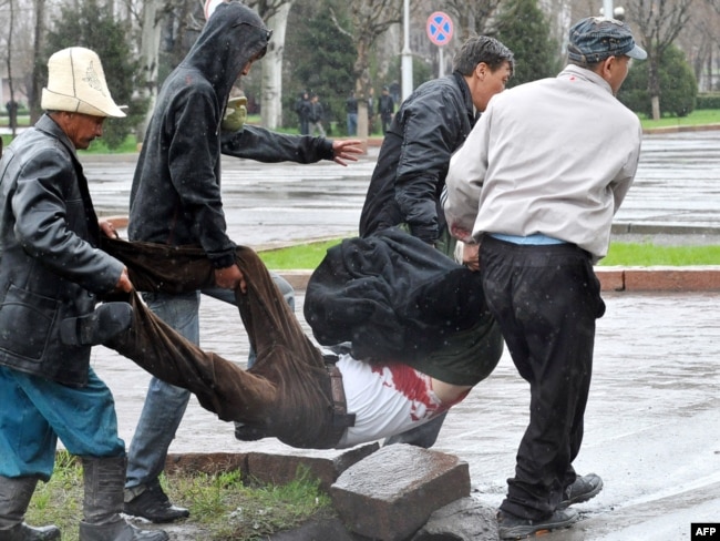Бишкектеги Ак үйдүн алдында 87 киши каза болуп, 400дөн ашууну жараат алган. 7-апрель, 2010-жыл.