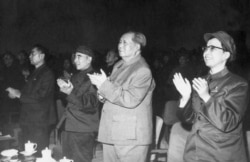 Лидеры КНР (слева направо) Чжоу Эньлай, Линь Бяо, Мао Цзэдун и Цзян Цин на партийном собрании в Пекине. 1967 год