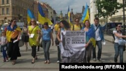 Учасники акції протесту крокують через центр Варшави