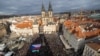 Люди беруть участь у протесті з нагоди чотириріччя вторгнення Росії в Україну на Староміській площі в Празі, Чеська Республіка, 21 лютого 2026 року