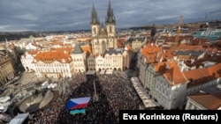 Люди беруть участь у протесті з нагоди чотириріччя вторгнення Росії в Україну на Староміській площі в Празі, Чеська Республіка, 21 лютого 2026 року