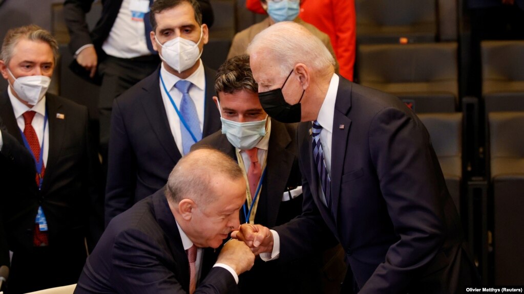جو بایدن (راست) رئیس‌جمهوری آمریکا با رجب طیب اردوغان، همتای ترک خود، در نشست ناتو احوالپرسی می‌کند.