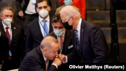جو بایدن (راست) رئیس‌جمهوری آمریکا با رجب طیب اردوغان، همتای ترک خود، در نشست ناتو احوالپرسی می‌کند.
