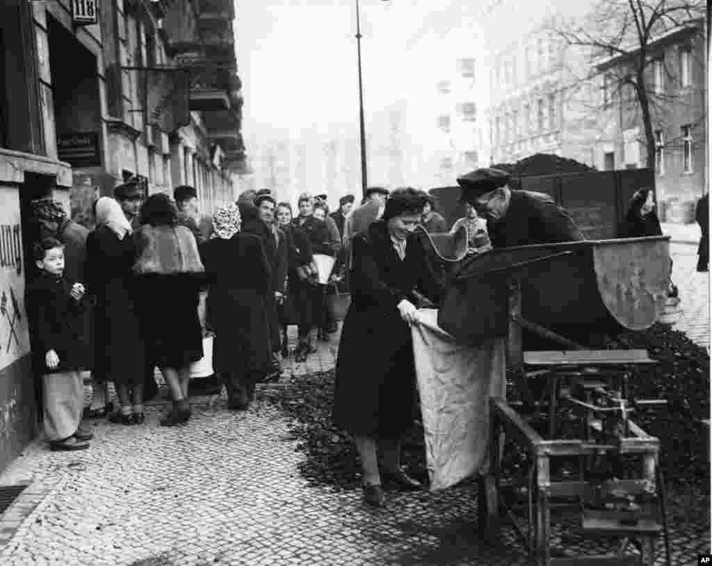 Germani așteptîndu-și rația de cărbune în raionul Neukoelln din Berlinul de Vest la 27 noiembrie 1948.