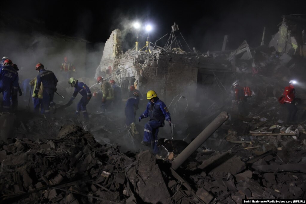 Рятувальники продовжували операцію, коли загроза з повітря ще тривала