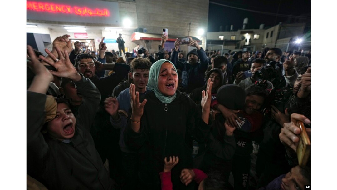 Palestinienii sărbătoresc anunțul unui acord de încetare a focului între Hamas și Israel la Deir al-Balah, în centrul Fâșiei Gaza, pe 15 ianuarie