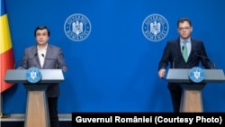 Ministrul Economiei, Antreprenoriatului și Turismului, Radu Oprea (dreapta), și reprezentantul patronatelor din sectorul construcțiilor, Cristian Erbașu, la finalul consultărilor care au avut loc la Palatul Victoria în 2023.