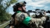 Боец батальона «Алькатрас» мониторит дроны над дорогой под Коснтантиновкой 