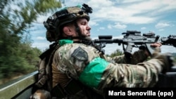 Український солдат із батальйону «Алькатрас» спостерігають за російськими безпілотниками поблизу Костянтинівки, Донецька область, 22 липня 2026 року