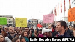 Протест на новинари пред Владата на РМ. Претседателот на ЗНМ, Насер Селмани се обраќа пред присутните. 