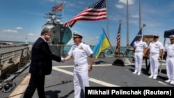 Президент України Петро Порошенко під час візиту на американський ескадрений міноносець з керованою ракетною зброєю «Керні» USS Carney (DDG 64), який бере участь у міжнародних навчаннях «Сі Бриз-2017». Одеса, 17 липня 2017 року