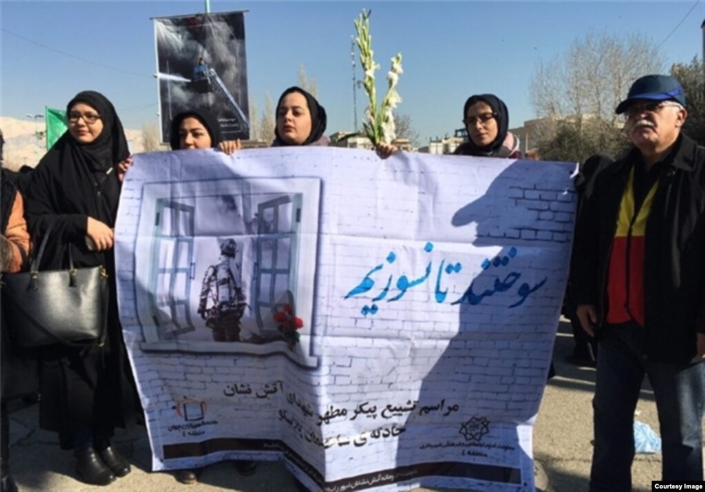 مراسم تشییع پیکر آتش نشانان کشته شده در حادثه پلاسکو صبح روز دوشنبه،یازدهم بهمن ماه، در تهران برگزار شد. «سوختند تا نسوزیم»،«سپاس مردان شهامت» بر پلاکاردهای شرکت کنندگان در مراسم تشییع پیکر آتش نشانان دیده می شد.