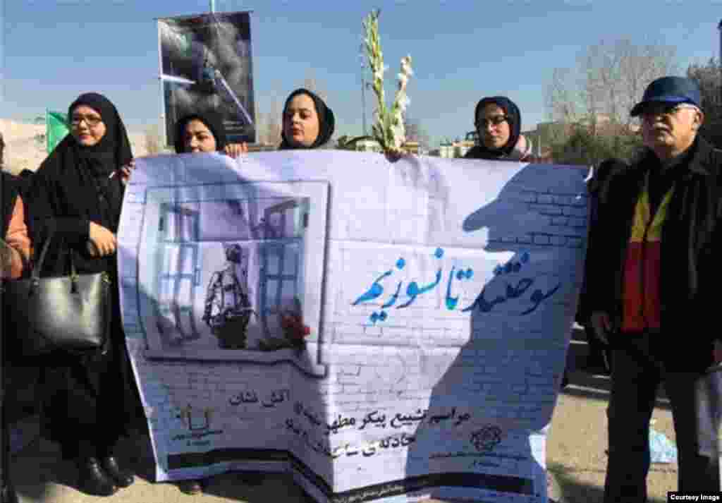 مراسم تشییع پیکر آتش نشانان کشته شده در حادثه پلاسکو صبح روز دوشنبه،یازدهم بهمن ماه، در تهران برگزار شد. «سوختند تا نسوزیم»،«سپاس مردان شهامت» بر پلاکاردهای شرکت کنندگان در مراسم تشییع پیکر آتش نشانان دیده می شد.
