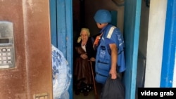 Dok se dronovi približavaju, civili napuštaju Kostjantinivku uz pomoć humanitaraca