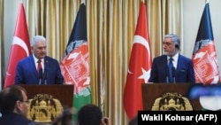 Turkish Prime Minister Binali Yildirim (left) speaks next to Afghan Chief Executive Officer Abdullah Abdullah during a press conference at Sapedar palace in Kabul on April 8.