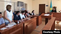 Бахыт Каиржанова (вторая слева), адвокат Омирбека Жампозова, в суде в селе Акмол. 24 июля 2017 года.