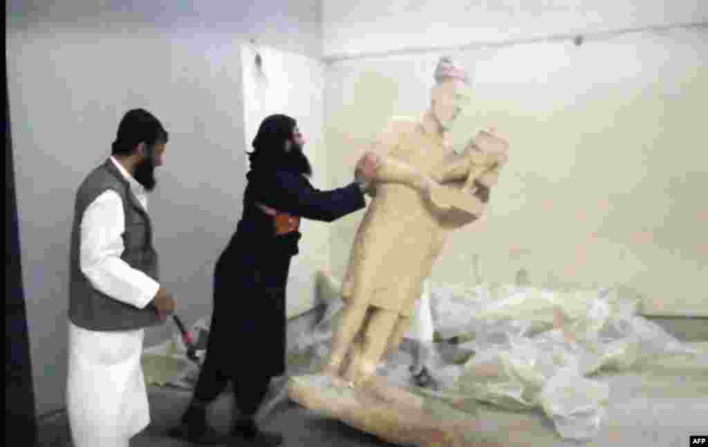 Бунтовниците на Ислямска държава бутат статуя в музея в Мосул, северен Ирак, през 2014 или 2015 г. Мюсюлманските екстремисти унищожават множество антични съкровища с чукове и инструменти в музея, наричайки ги &quot;идолопоклоннически&quot;. &nbsp;