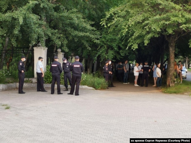 Полицейские во время митинга в поддержку арестованного губернатора Фургала, Комсомольск-на-Амуре
