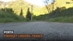 Alpinisti që pastron malet