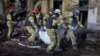 Виносять тіло загиблої людини, знайдене під завалами багатоповерхівки у Харкові, куди завдала удару російська армія. Україна, 13 жовтня 2026 року