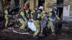 Виносять тіло загиблої людини, знайдене під завалами багатоповерхівки у Харкові, куди завдала удару російська армія. Україна, 13 жовтня 2026 року