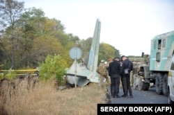 Військові та експерти працюють на місці катастрофи транспортного літака Ан-26 на Чугуївській військовій авіабазі у Харківській області 26 вересня 2020 року