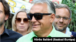 Orbán Viktor a Fidesz politikusainak és támogatóinak zárt körű találkozója előtt Kötcsén, a háttérben Orbán Balázs 2024. szeptember 7-én