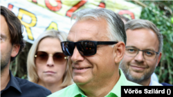 Orbán Viktor Kötcsén 2024. szeptember 7-én, mellette Havasi Bertalan sajtófőnök, a háttérben Orbán Balázs, a kormány politikai igazgatója